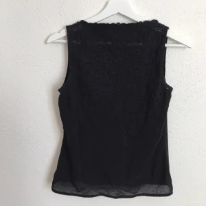  - Svart topp från Humana. Frakt tillkommer!