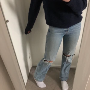 Jeans från & other stories - Säljer världens bästa jeans eftersom dom har blivit för små. Dom är jätte sköna och as snygg modell.