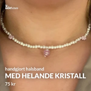 handgjort halsband med helande kristall - handgjort halsband med helande rosenkvart och blommor, blommor går att välja i andra färger🦋 skicka dm för att bestämma mått och färger!