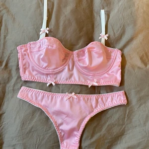 Underkläder rosa silke S  - Säljer detta fina rosa sett i silke som jag bara har provat toppen på en gång. Säljer pågrund av att det är för litet för mig. Verkligen hur mysigt och skönt som helst 💕✨ Man kan använda braletten både som underkläder men även som en topp 🥺  Buda i kommentarerna, Högsta bud: 250kr 💗 Avslutas Lördag kväll 30/1