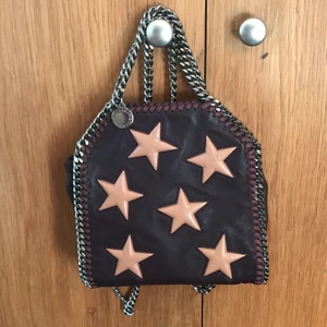 Stella McCartney falabella tiny tote - Superfin Stella väska i den perfekt storken och mycket bra skick. Köpt för ca en månad sen och har inte använt så mycket. SÄLJER ENDAST VID BRA BUD!!!! Köpt för 5000kr, dustbag medföljer. Skriv för fler bilder