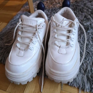 Eytys Angel Patent  - Superfina eytys, säljs pga felköp. Mycket gott skick! Stl 39, och de är 25.4 cm men passar mig som vanligtvis har kortare skor. Frakt tillkommer! 