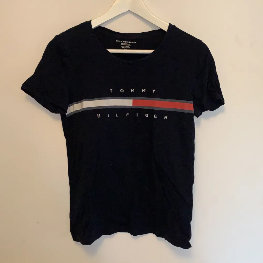 Marinblå Tommy Hilfiger t-shirt med tryck, storlek S, riktigt bra skick. T-shirts.