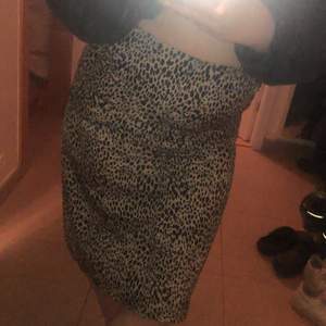 Rak leopard kjol men dragkedja i bak, prislapp fortfarande på, stl M/L