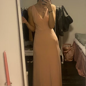 Långklänning/balklänning  - En fin lång klänning, använd 1 gång. Passar mig som är 168 cm lång. Är en XS men passar en S också.