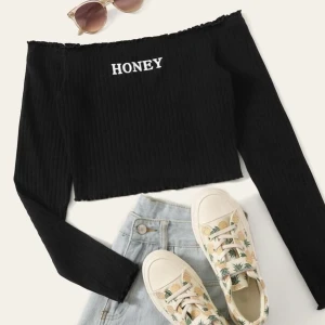 Tröja från SHEIN - Jättesöt tröja ifrån SHEIN i storlek S. Aldrig använt tyvärr pga att jag redan har en likadan. Pris: 40kr + Frakt