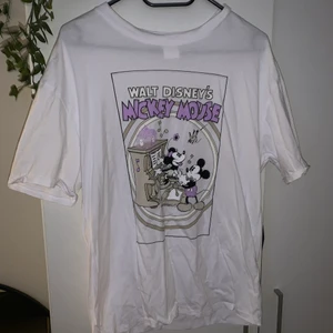 T shirt med tryck - Säljer en T shirt med Disney tryck från H&M. Nästan aldrig använd! Frakten ingår inte i priset.☺️
