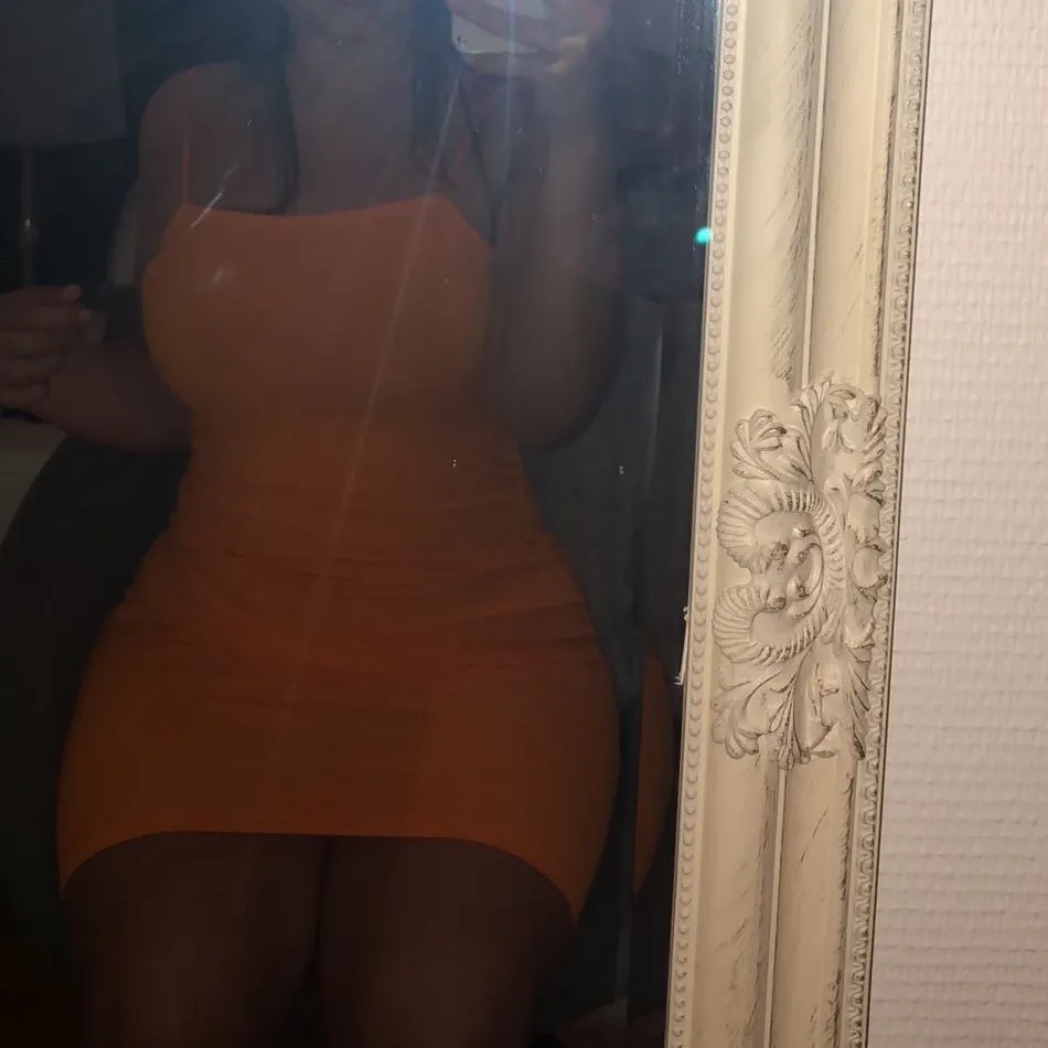 Säljer min orangea klänning från Bikbok med spagetti band för att den tyvärr inte passar mig längre. Galet snygg till sommaren & har sjukt snygg passform som formar kroppen. . Klänningar.