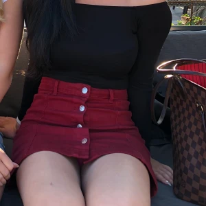 Denim kjol - Jättefin denimkjol i rött med knappar hela vägen i XS från Gina, inget fel på plagget utan det kommer bara aldrig till användning 