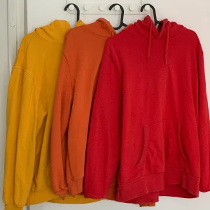 HM hoodies  stl M/L  - Säljer herr/dam hoodies från HM, väldigt basic. Köpta för 250kr styck. Säljer de för 150kr. Storleken på de är M, passar även L. Inte använt de mycket. 