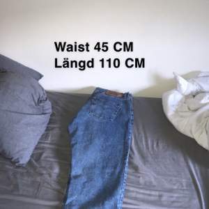 Säljer nu mina Levis 501or. Skicket på byxan är 8/10. Längden är 110 CM och waisten är 45 CM lång. Skriv pm om du har någon fråga.