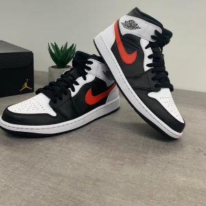 Nike  - Nike Jordan 1 ”black Chile red” hört nya och oanvända. 