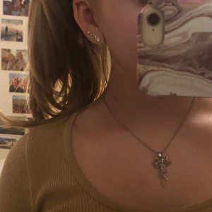 Halsband - Ett sött gulligt halsband med tingeling som är silverfärgad💓 Hör av er om ni vill ha fler bilder eller mer info! Lägg gärna bud☺️ Det är också lite stenar på den 