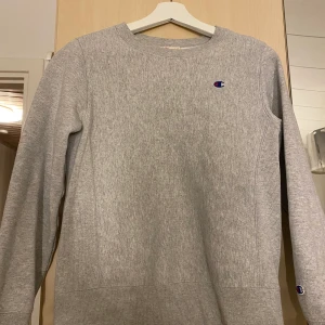 Champion sweatshirt  - Säljern en grå as snygg champion sweatshirt i storlek S. Den är endast använd en 2 gånger, så i väldigt fint skick! 😁 Hör av er för mer information/ bilder! Frakten tillkommer 📦 