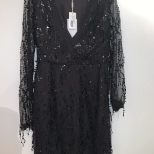 Klänning från Nelly  - Köpt för ett år sen och aldrig är använd. Köpte för över 300kr om jag minns rätt, priset kan diskuteras 🥰 frakten står köparen för!