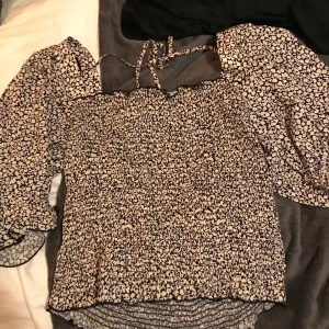 Blommig mönstrad blus - Blus från H&M i storlek L, aldrig använd 