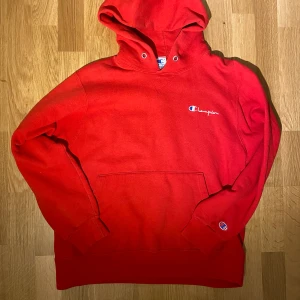 Vintage champion hoodie - Kör budgivning för min mysa och mjukt champion hoodie som e jättetrendig just nu!sitter oversized! Nyskick :) Bud i kommenterna eller privat 😇 bud ligger på:200kr Budgivning slutar imorgon kl 15