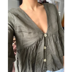 Linne blus  - Superfin blus i linne med rynkade detaljer i en härlig grön färg med knappdetaljer fram. En favorit som används för sällan 🤎