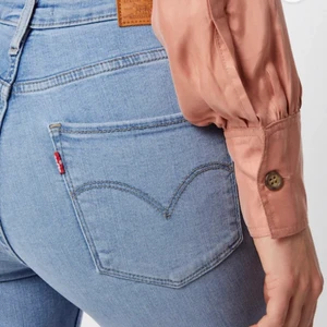 Levis jeans  - Storlek 27 inte använda speciellt mycket pga fel storlek, inte slitna eller något sånt. Nypris: 1000kr