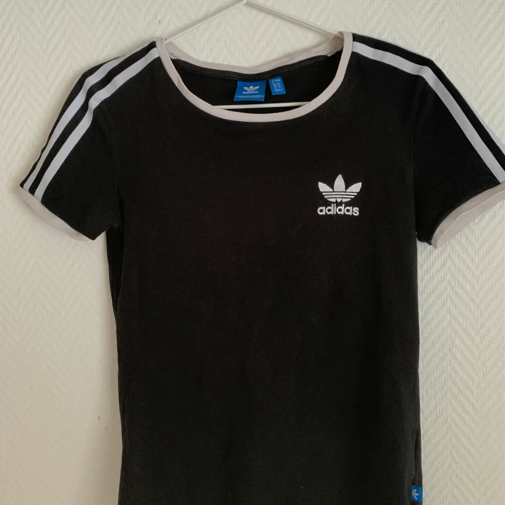 Säljer denna svarta t-shirt ifrån Adidas. I storlek S. Hör av om du är intresserad. Köparen står för frakten🥰💕. T-shirts.