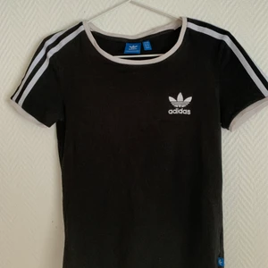 Adidas tröja - Säljer denna svarta t-shirt ifrån Adidas. I storlek S. Hör av om du är intresserad. Köparen står för frakten🥰💕