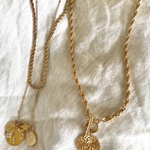 Superfina halsband i perfekt skick! 🌹 - Guldiga halsband, i superfint skick. Även snygga ihop! 65kr st eller 110 för båda!