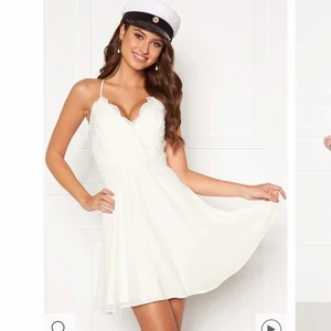 Studentklänning  - Säljer min supersnygga studentklänning från Bubbleroom märket Chiara Forthi, lite exklusivare märke med så fina klänningar. Nypris 599 kr. Endast använt den en gång så helt i nyskick!! Säljer för 200 🥰 Kan givetvis fixa fler och bättre bilder!