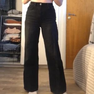 Wideleg jeans - Säljer de här svarta wideleg jeansen från HM. De är i storlek 34 och på mig som är ca 155-158 så sitter de perfekt i längden. Trots att de är använda så är de fortfarande i väldigt bra skick