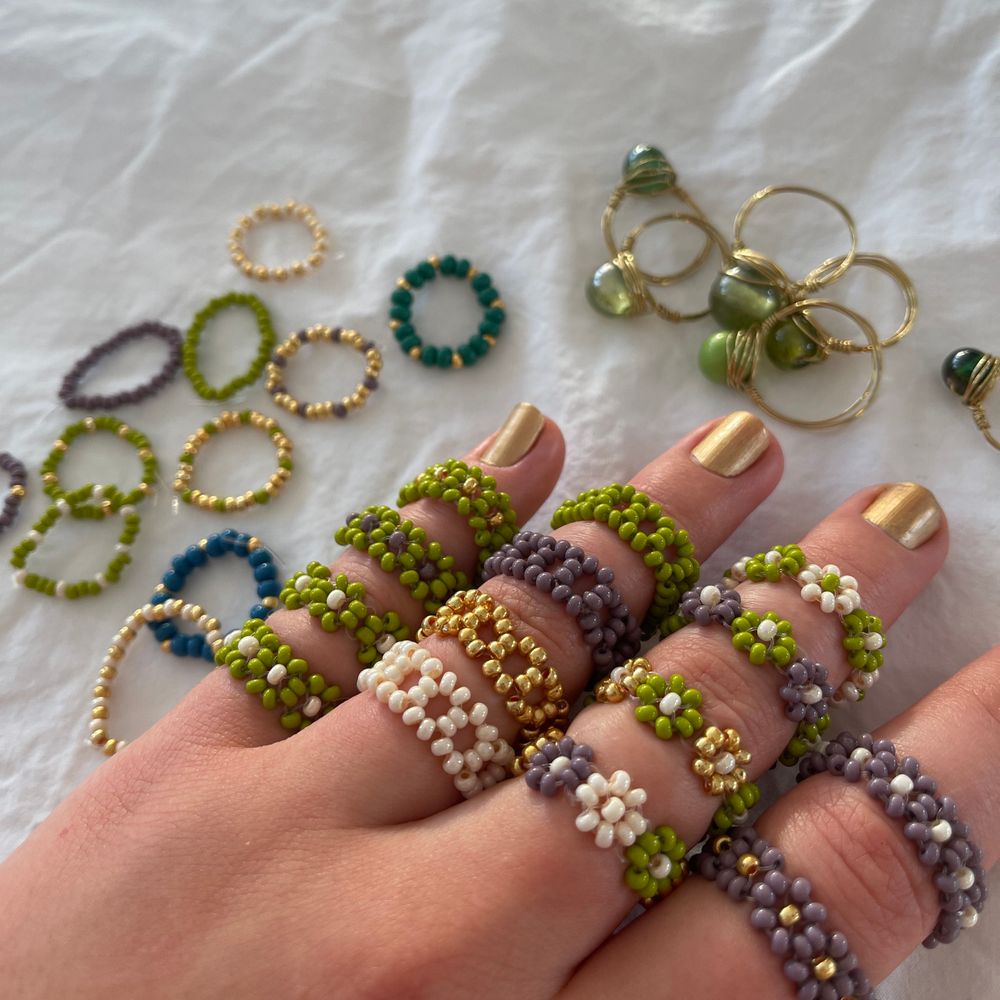 ⭐️Jag säljer ringar som jag gör själv 🥰 Alla ringar som jag har på mig kostar 35 kr/ st. ⭐️De smala ringarna som ligger på sidan (Inte de som är gjorda av stenar och ståltråd) kostar 15kr/st. ⭐️Vid köp av 3 ringar får du en valfri liten smal ring på köpet. Vid köp av 5 ringar får du gratis frakt ⭐️ Ringarna är i ”normal storlek” vilket är ca 6 cm i omkrets om du vill ha större/mindre storlek är det bara att säga till så fixar jag. ⭐️Om du vill ha någon färgkombination som inte finns på bilden, kan jag fixa det! ⭐️ (Om du är intresserad av ringarna som är gjorda av ståltråd och en pärla som ligger i bakgrunden, skriv till mig så får du veta vilka som finns på lager. ⭐️Det är bara att skriva till mig om du vill köpa!🥰 De här ringarna gör varje outfit lite snyggare kan jag lova! ALLA RINGAR FINNS I LJUSBLÅTT OCH SILVER. Accessoarer.
