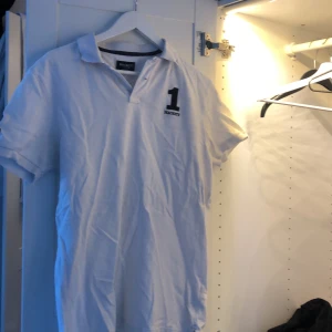 Vit Hackett-piké - Snygg hackett-piké i storlek M. Den har använts i några månader minst och därför är priset runt 70kr! Hör av dig vid ytterligare frågor. 🌟