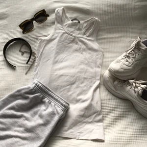 Vitt linne i bomull - Vitt linne i bomull, barnstorlek men passar en xxs/xs. Från lindex. Går att croppa till önskad längd eller vika upp. 