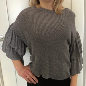 Glittertop  - Säljer denna gråa glittertröja från H&M som passar perfekt till en fest eller annan tillställning. Den är endast använd en gång. Är en xs men passar lika bra till en s då den är ganska stor i storleken.