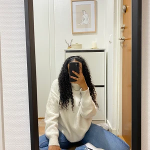 Mysig stickad tröja från hm  - Säljer då den knappt kommit till användning. Verkligen supermysig och mjuk! 