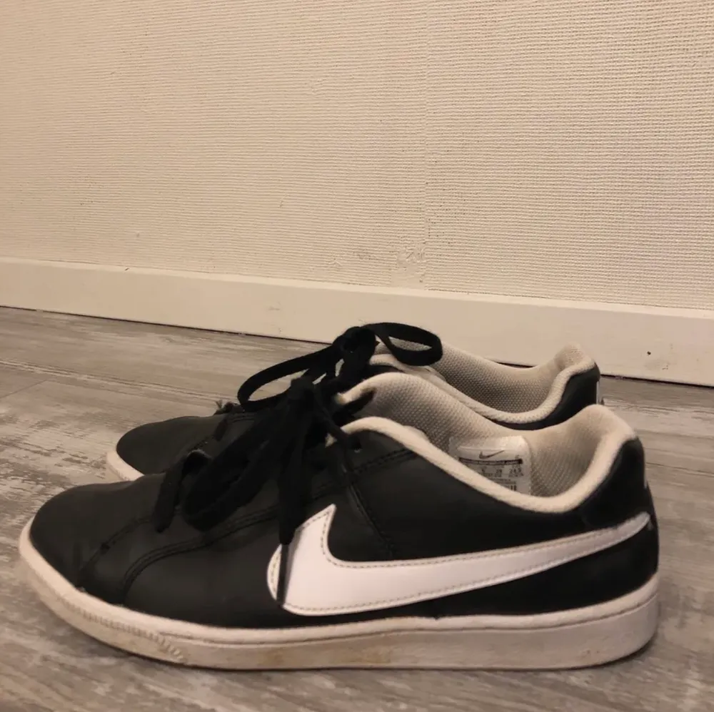 Nike skor i använt skick därav priset!! 🖤🤍🖤🤍🖤. Skor.