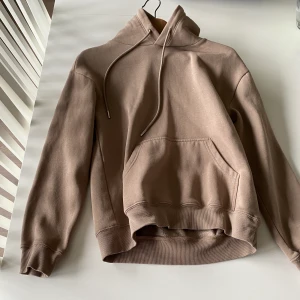 Super skön hoodie passar perfekt nu till våren - En beige hoodie som är lite oversized. Väldigt fin färg och den är knappt använd, 2 gånger under korta tillfällen. Säljer pågrund av att färgen inte riktigt passade mig. Syns knappt att den är använd, känns som när jag köpte den. 