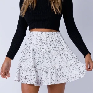 Jättefin kjol från Princess Polly - Jättefin kjol från Princess Polly som aldrig är använd. Storlek 32 men passar mig som brukar ha 34. Kjolen har även rosa prickar vilket inte syns så mycket på de två första bilderna! Nypris 399 kr. Frakt tillkommer på 48 kronor🤍  