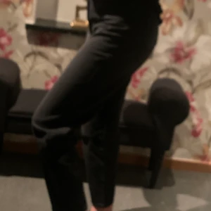 svarta jeans  - ett par jeans från hm  i storlek xs. aldrig använda. frakt tillkommer. skick om du vill ha fler bilder💓