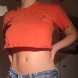 Orange adidas topp - Vintage Adidas croptop köpt på secondhand i Belgien!!🥳💥 Skitsnygg färg och passar från XS-M!!:* Köpare står för frakt!!