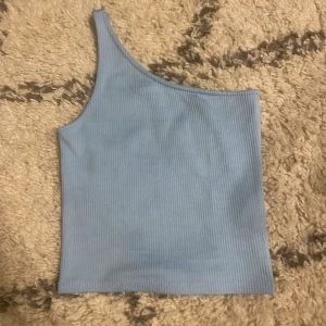 Ljusblått linne💘 - Halloj, säljer detta fina linne från bikbok i st xxs jag har vanligtvis S och det passar mig💘 använd ish 2 gånger!