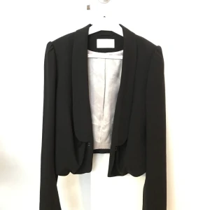 H&M kavaj kort svart styling  - Väcker Svart kavaj 