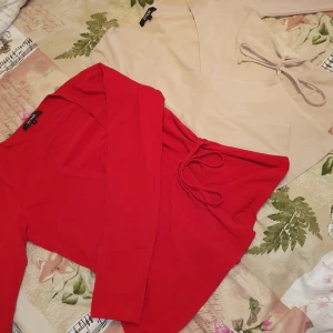 Fin tröjor  - För små för mej därmed var jag tvungen att hålla för. Strl M men det är snörning så man kan justera storlek själv. 50/st eller båda för 80kr