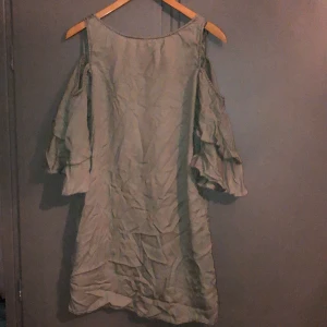 Zara klänning billig - Säljer en funktionell  zara klänning i storlek m, sen har vilanger på armen och fickor, den är i en grå grön urtvättad cool färg