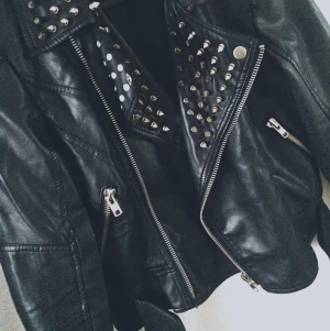  - Nelly trend jacka. 
Nypris 500kr