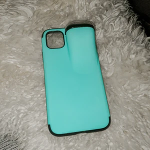 Mobilskal iphone 11 med inbyggd airpodskal - Aldrig använt- köpte fel modell. Obs-tror bara det är hållare till airpods dvs inte laddningsstation.