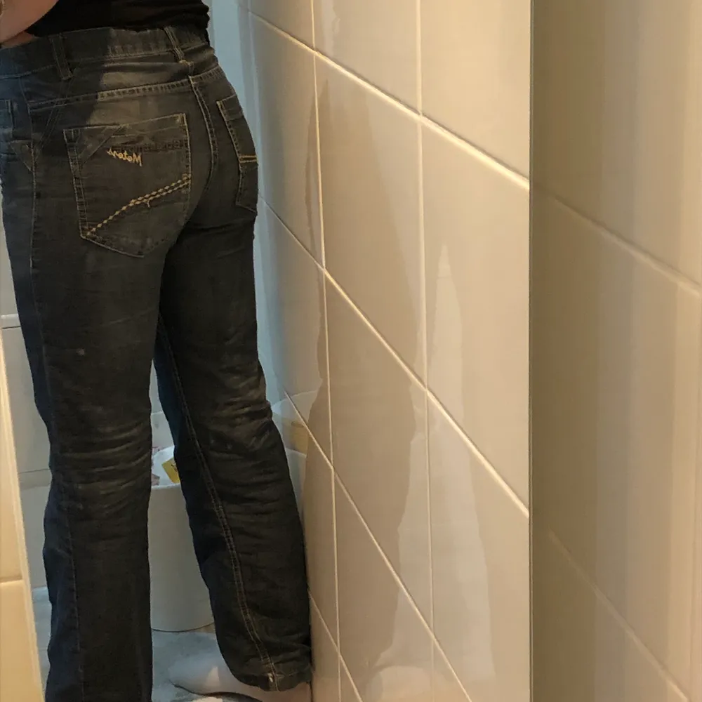 Säljer dessa jättefina midwaist jeans. Svider lite att säljs dom men behöver pengarna. Passar mig som är ungefär 1,63 cm lång. Kan mötas upp i Stockholm annars står köparen för frakten🥰. Jeans & Byxor.