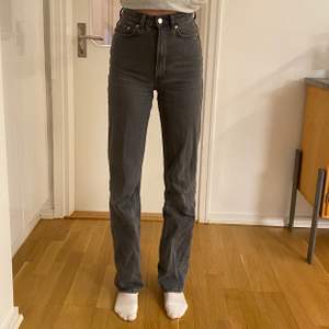 Ett par gråa jeans från Weekday i modellen rowe. Verkligen ett par av mina favorit jeans som passar till allt.