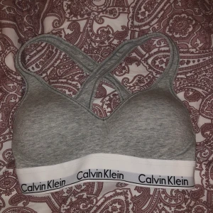 Calvin Klein bh - Jätte skön Calvin Klein bh, super fint skick då den inte är använd så mycket! Strl s
