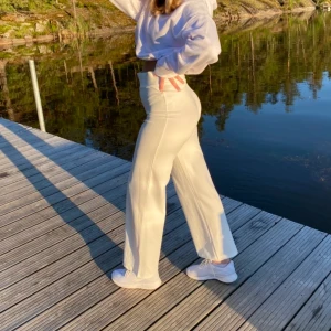 Wide leg pants - Säljer dessa jätte sköna och stretchiga byxor från Nelly.  Dom är stretchiga i midjan och sitter perfekt.  Dom är högmidjade.  Byxorna är i stl XS/S, själv har jag oftast stl S/M men dom är ganska stora i storleken och är väldigt stretchiga, så skulle söga att de passar från stl XS-M. De är även väldigt långa i benen (Frakt, 60 kr)