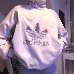 Vintage adidas sweatshirt - Säljer denna vita vintage adidas sweatshirt! Den är köpt på second hand, därav lite sliten men annars i bra skicka! 