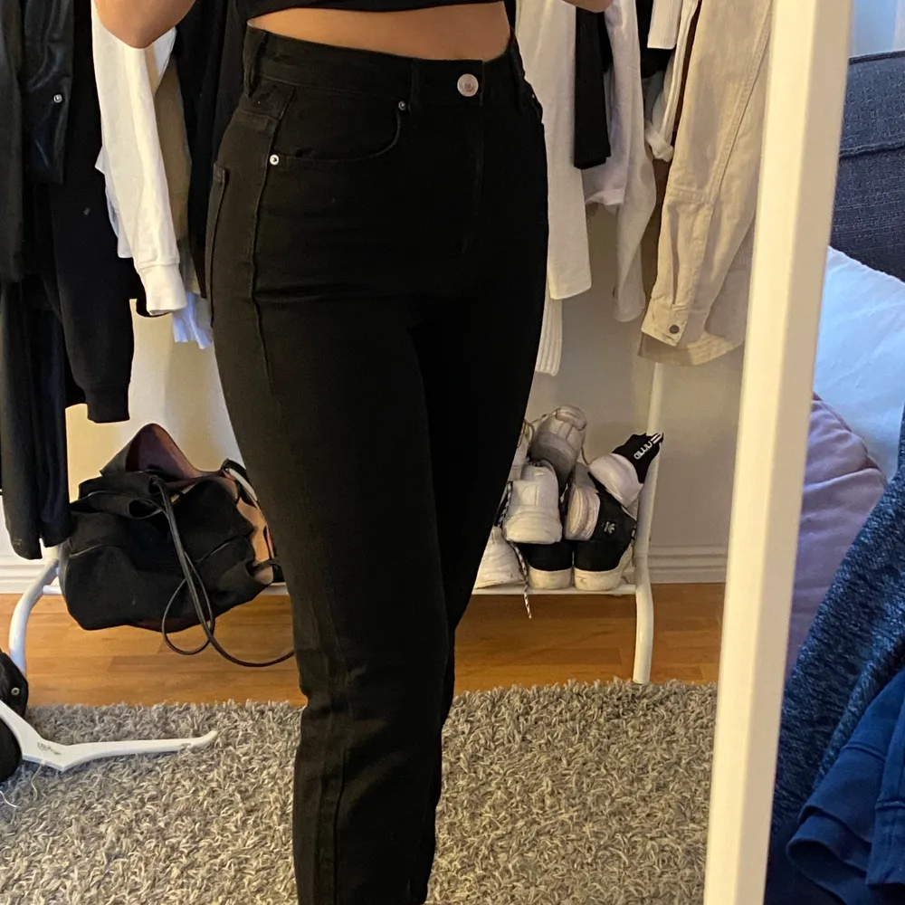 Säljer dessa svarta mom jeanse från ginatricot. Dem är i strl 36 och jag är ungefär 168 cm. Köpte för 499kr och säljer för 150kr (köparen står för frakten). Jeans & Byxor.